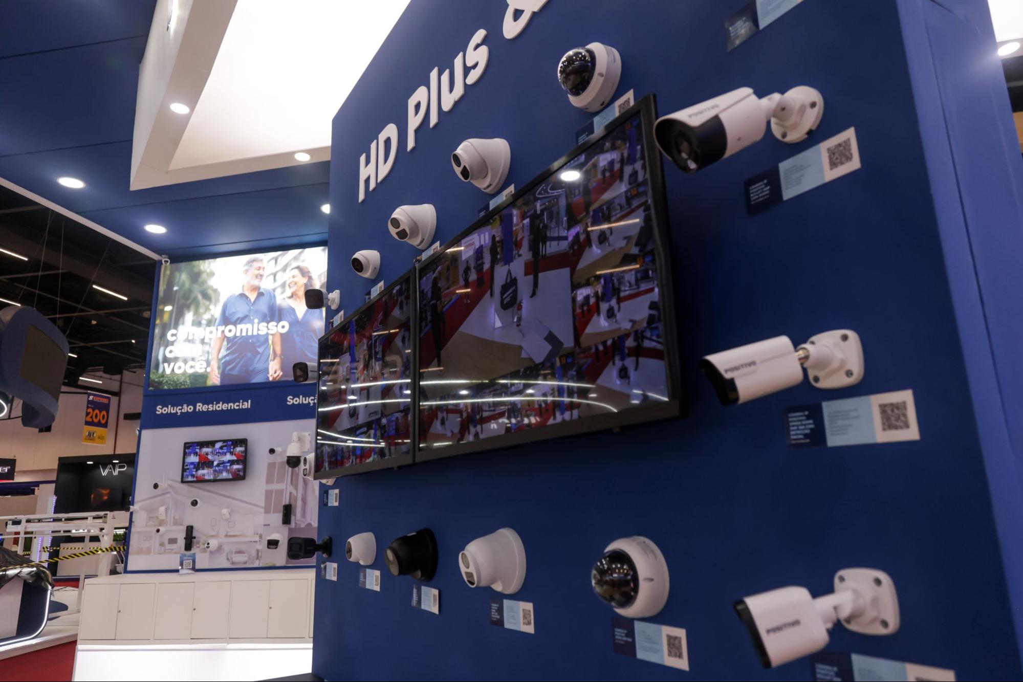 Câmeras Positivo SEG em exposição no estande na Exposec